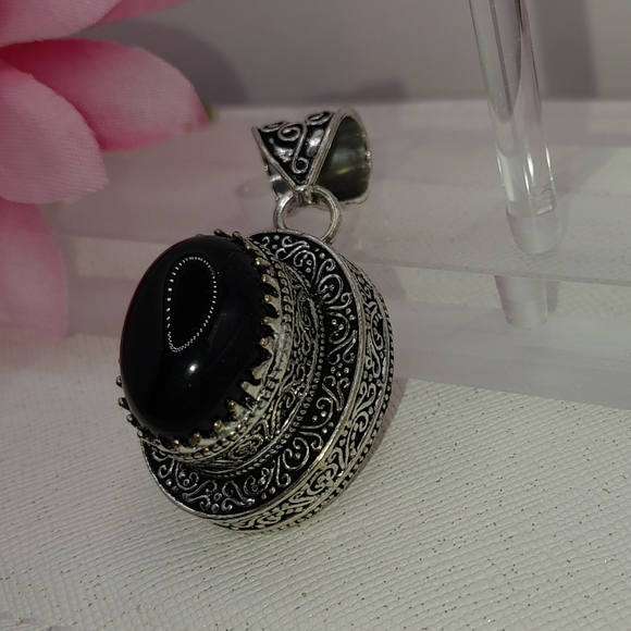 Beautiful Black Onyx Gemstone Handmade Pendant - Picture 6 of 7